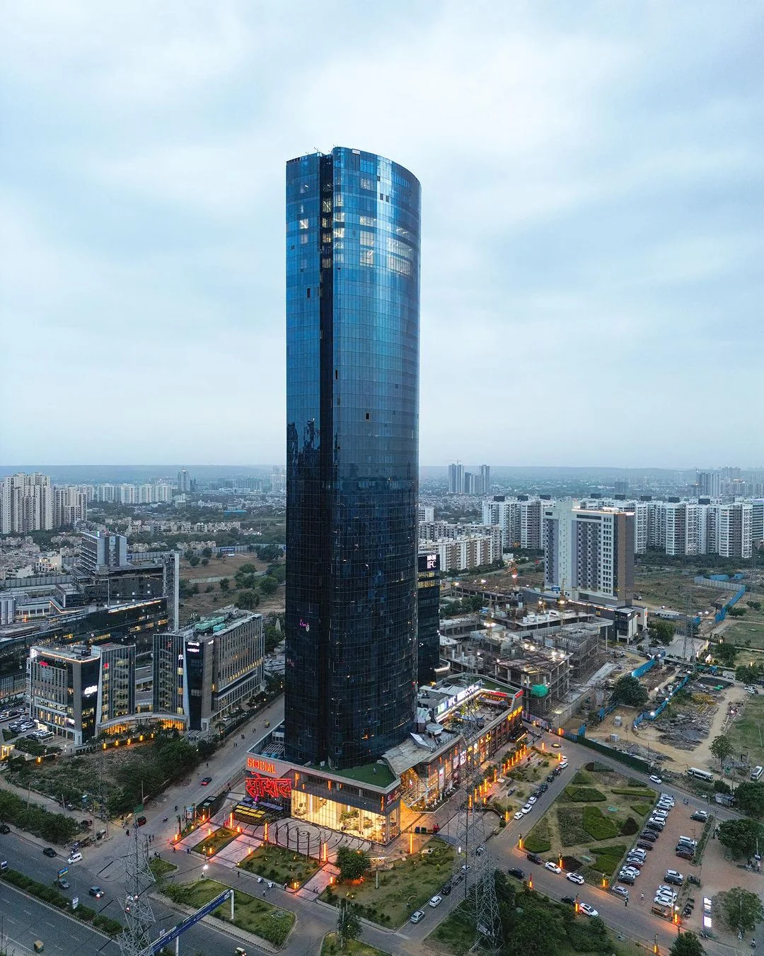 where-is-this-gigantic-building-located-i-have-been-to-g-v0-8kgqdh5kzymb1 (1)